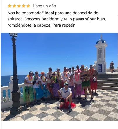 Reseña de 5 estrellas en Google de una despedida de soltero en Benidorm, con la foto del grupo