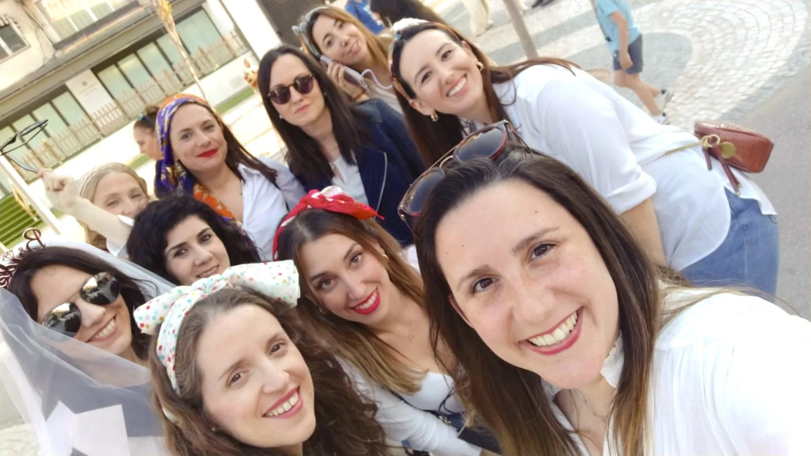 Grupo de una despedida de soltera jugando por el casco antiguo de Benidorm