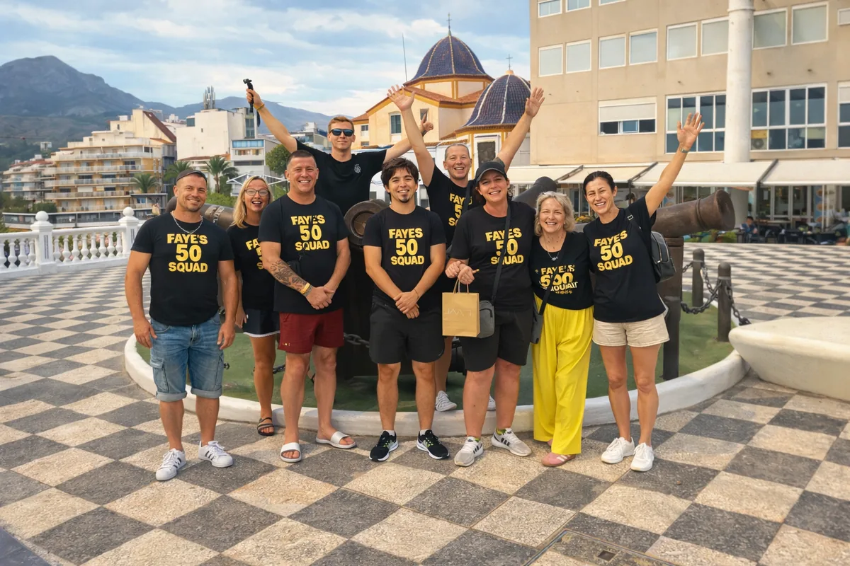 Grupo de un cumpleaños con camisetas a juego, jugando por el casco antiguo de Benidorm